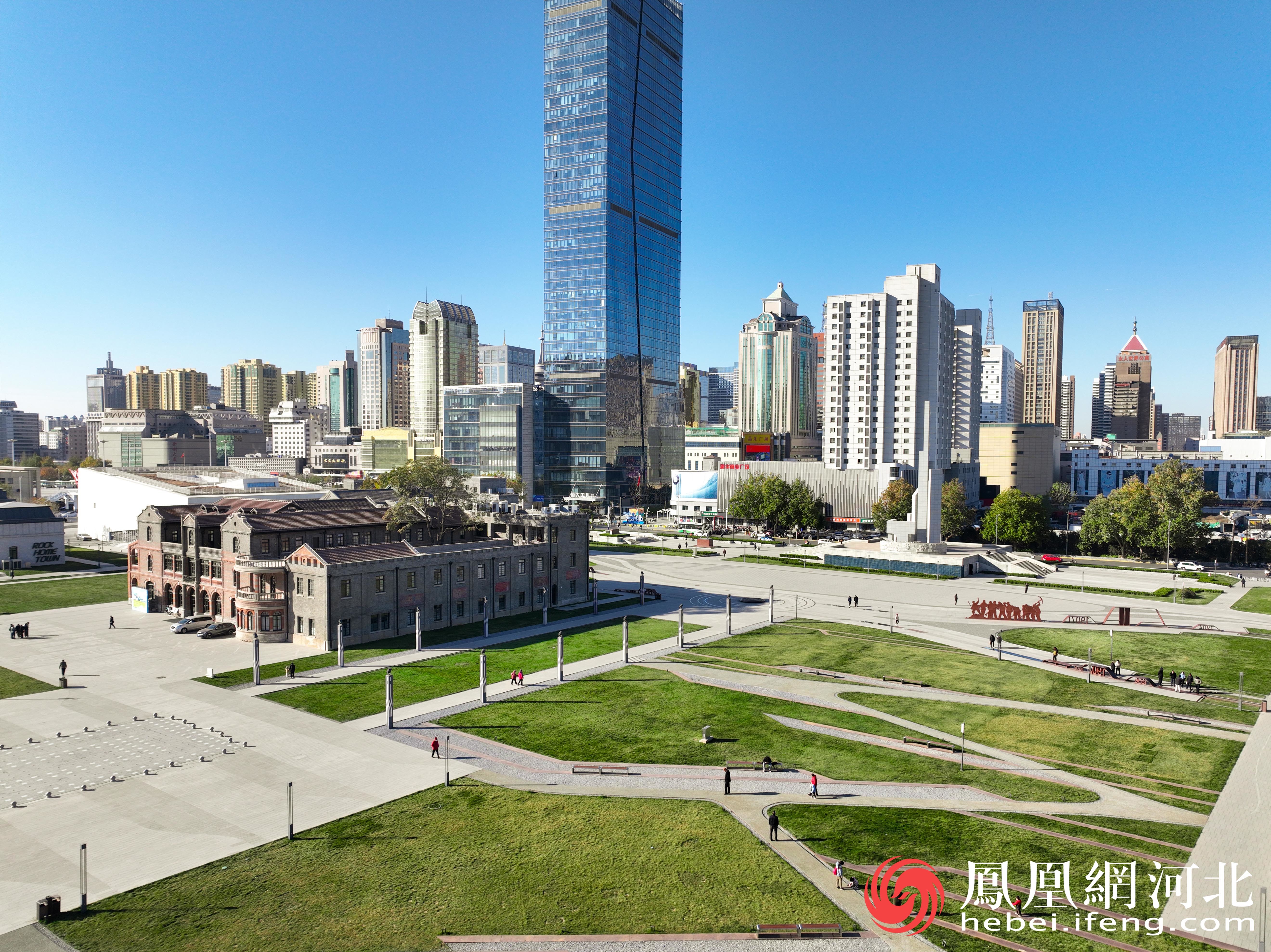 市民来到正太广场上散步