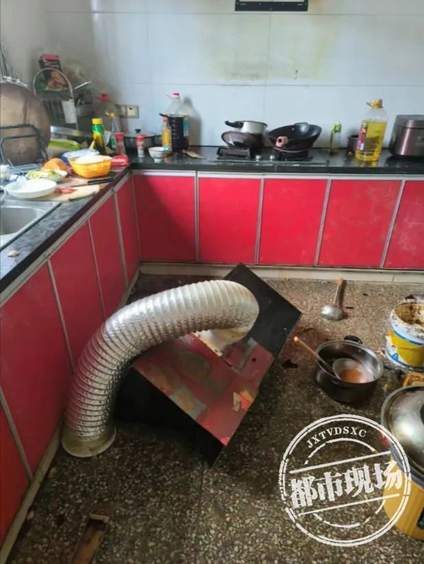 进贤一女子在厨房做饭 “华帝”抽油烟机突然掉落……