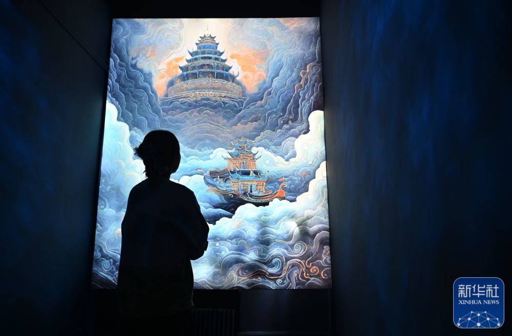 11月28日，在天津数字艺术博物馆，观众在一幅艺术家重绘的敦煌壁画作品前驻足欣赏。