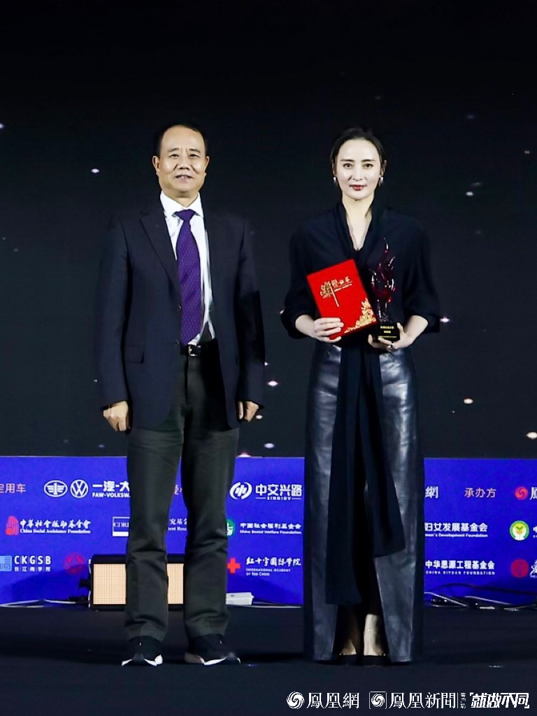 图：演员蒋勤勤获得影视公益之星