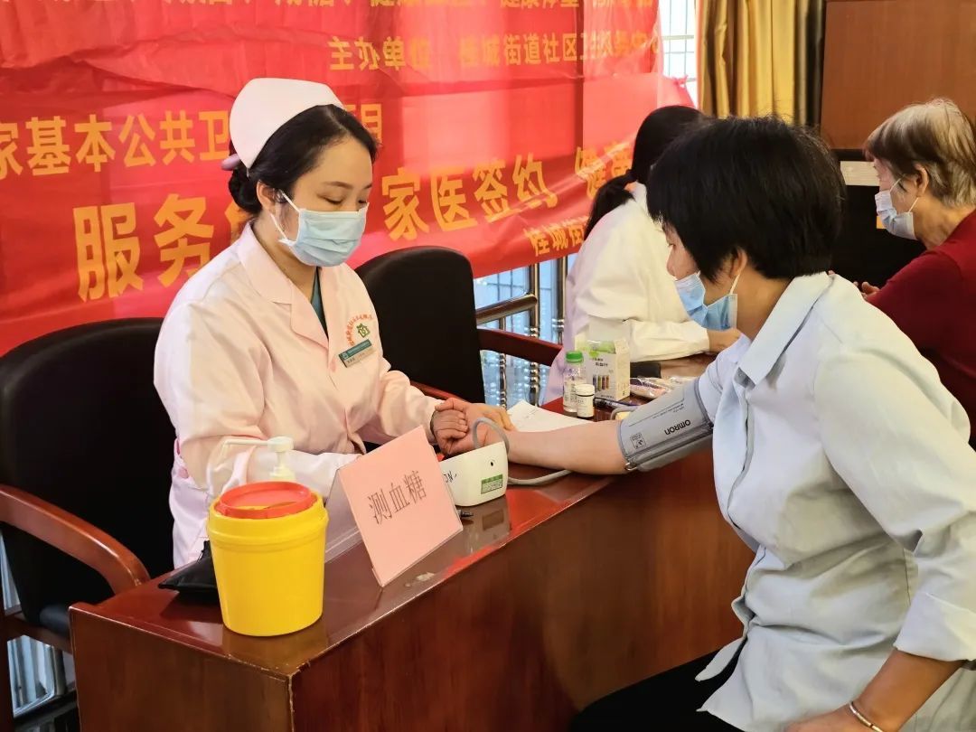 桂城社卫中心的医护人员为现场的老干部们提供免费量血压服务