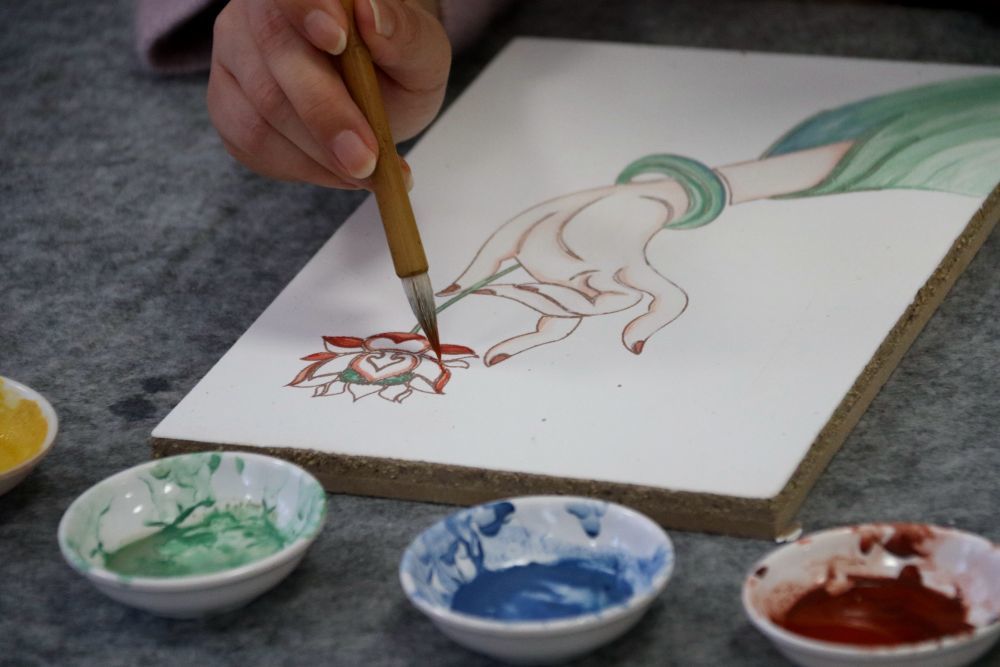 2023年11月29日，学员在敦煌研究院莫高学堂学习临摹敦煌壁画。张晓亮　摄