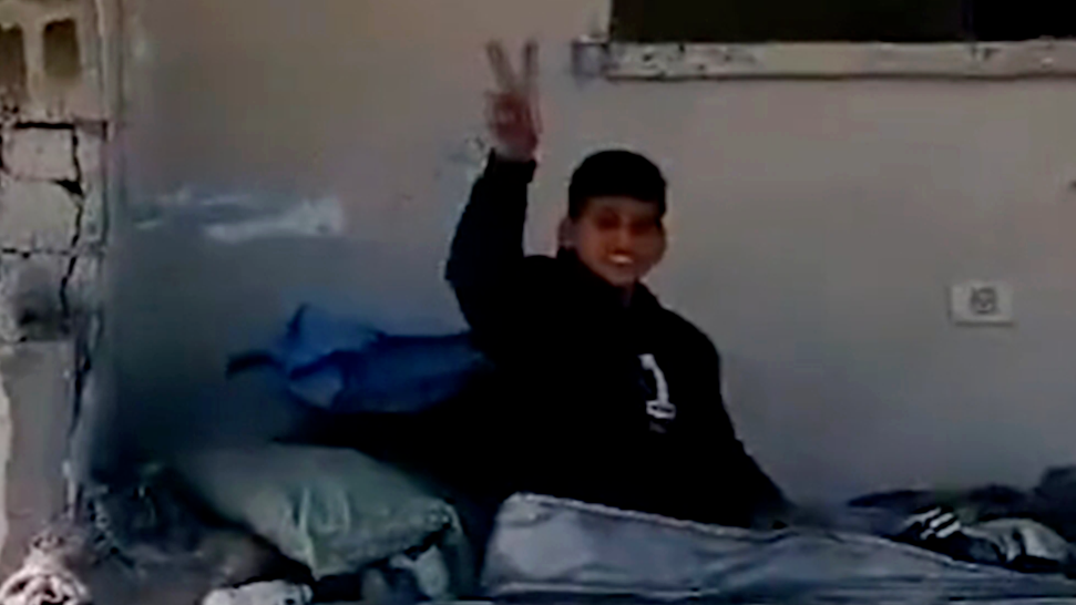 乐观得让人心疼！加沙男孩重回被炸毁的房屋中休息，楼下只剩立柱