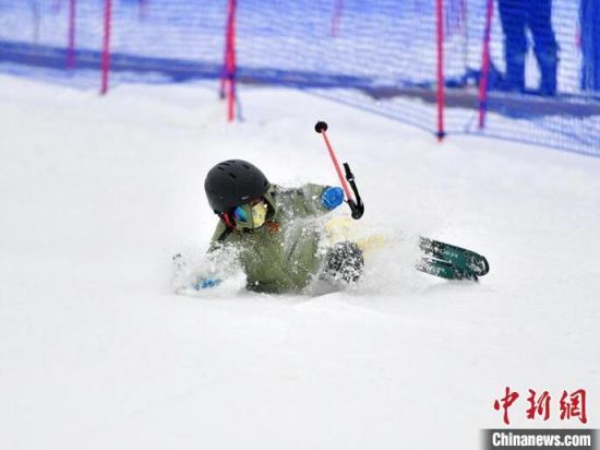 小朋友在滑雪。刘栋 摄