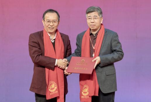 华东交通大学党委书记柳和生为第一届发展顾问委员会主任委员颁发聘书