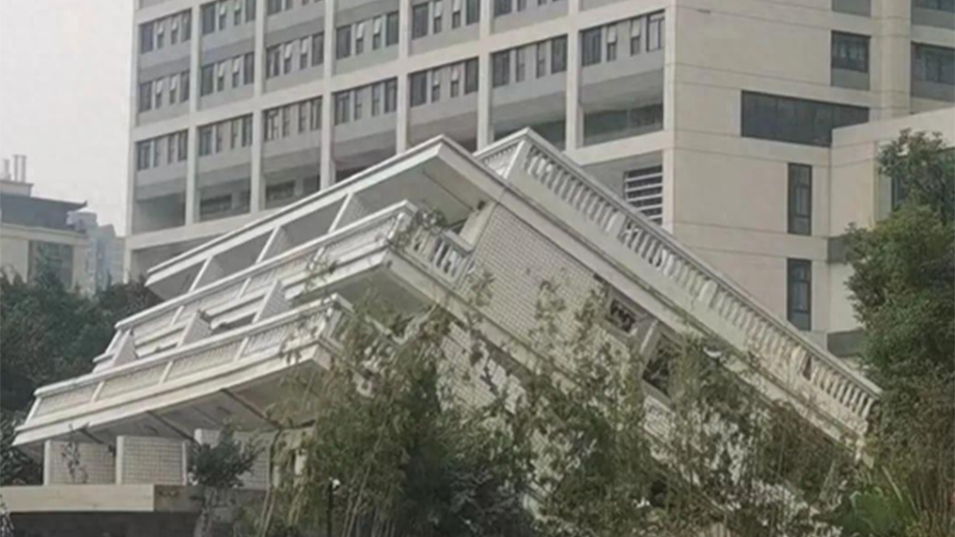网传“福州一医院部分建筑倒塌”？当地回应：假消息