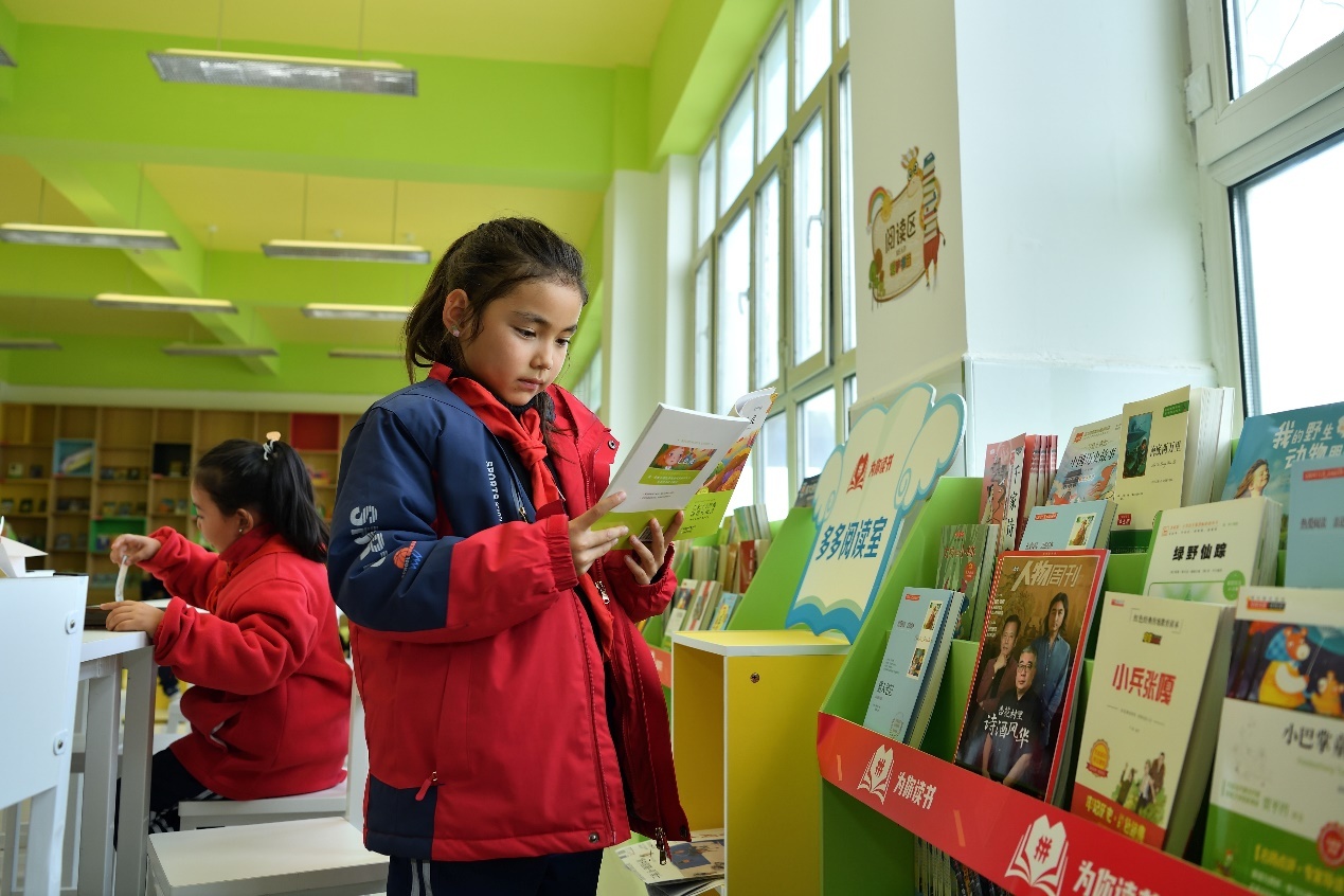 近期,拼多多向新疆阿勒泰地区吉木乃县直小学赠送9200余册图书。陈逸航▕摄