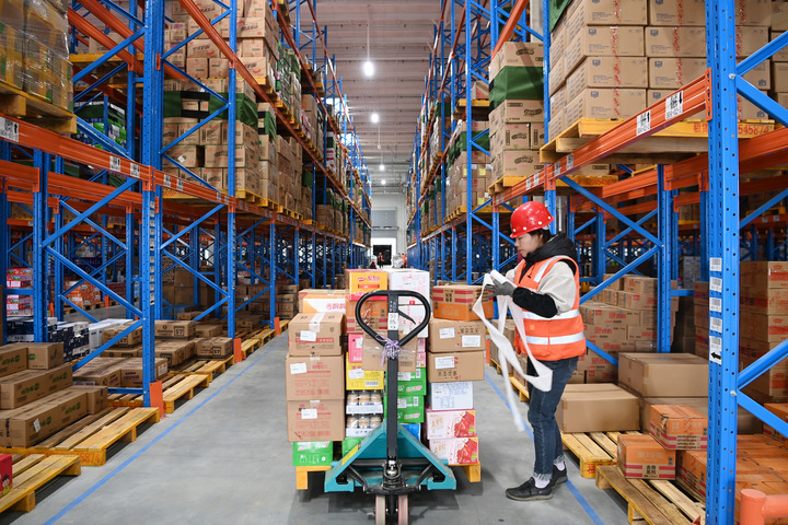 在兰州市皋兰县丰恩皋兰现代物流园,工作人员转运物品(11月12日 摄).