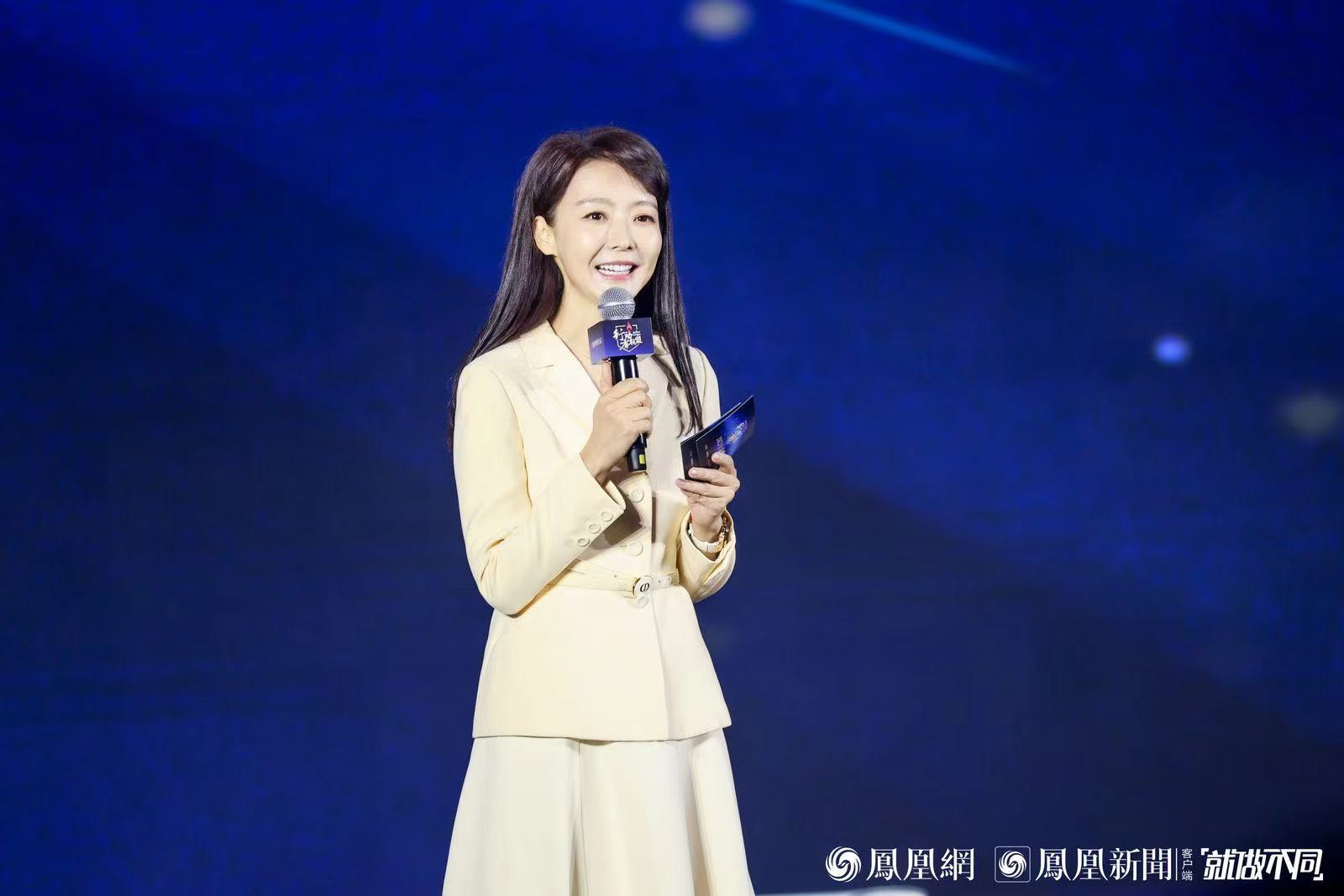 图:凤凰卫视资深记者、主持人胡玲担任主持