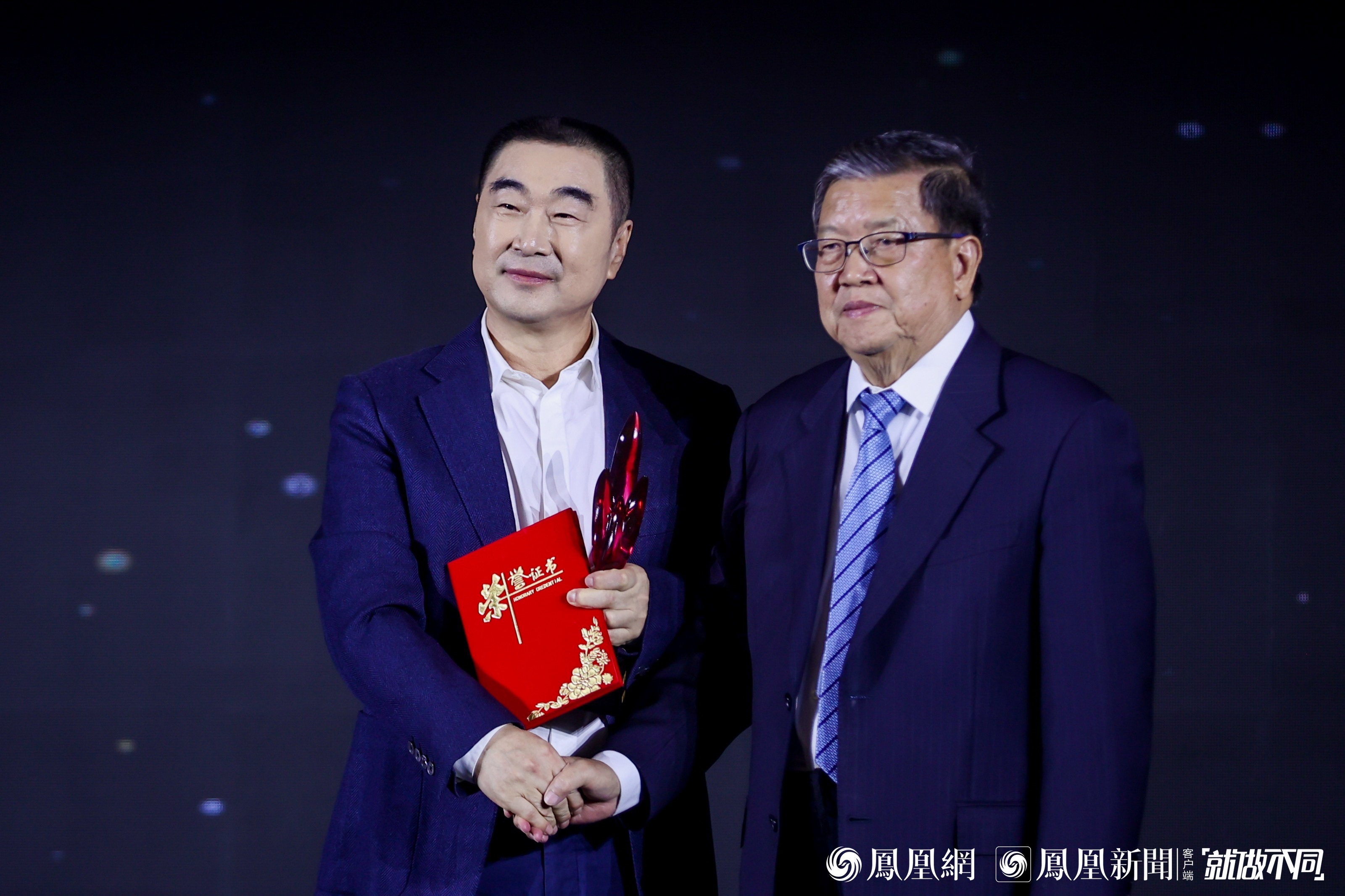 图：内蒙古老牛慈善基金会理事长雷永胜（左）获得年度十大公益人物