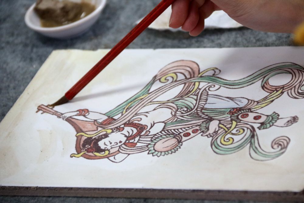 2023年11月29日，学员在敦煌研究院莫高学堂学习临摹敦煌壁画。张晓亮　摄