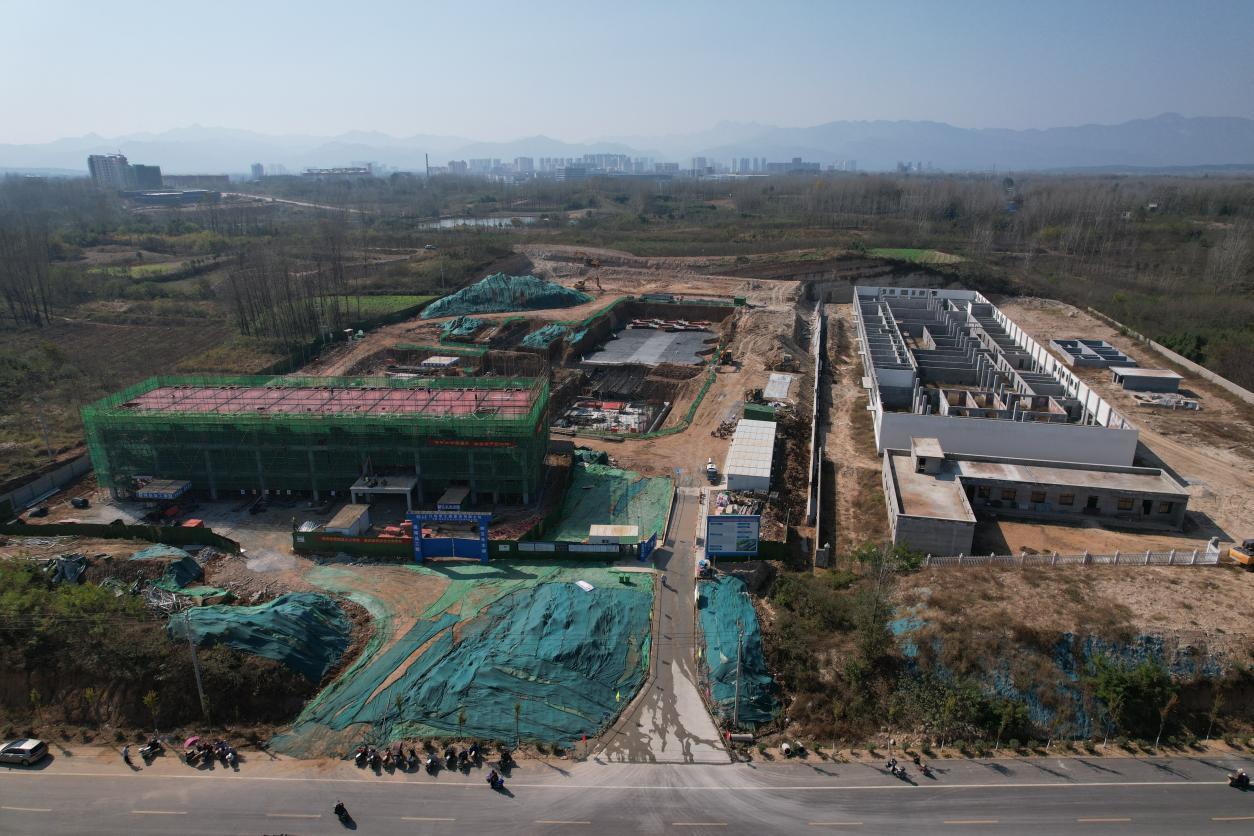 南阳市立华牧业畜禽养殖一体化产业园项目施工现场。