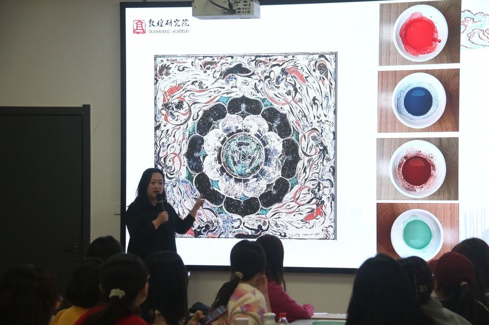 2023年11月29日，在敦煌研究院莫高学堂，研学导师给学员讲授敦煌壁画临摹技法。张晓亮　摄