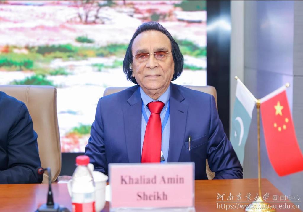 印度河大学校长阿民在开幕式上致辞