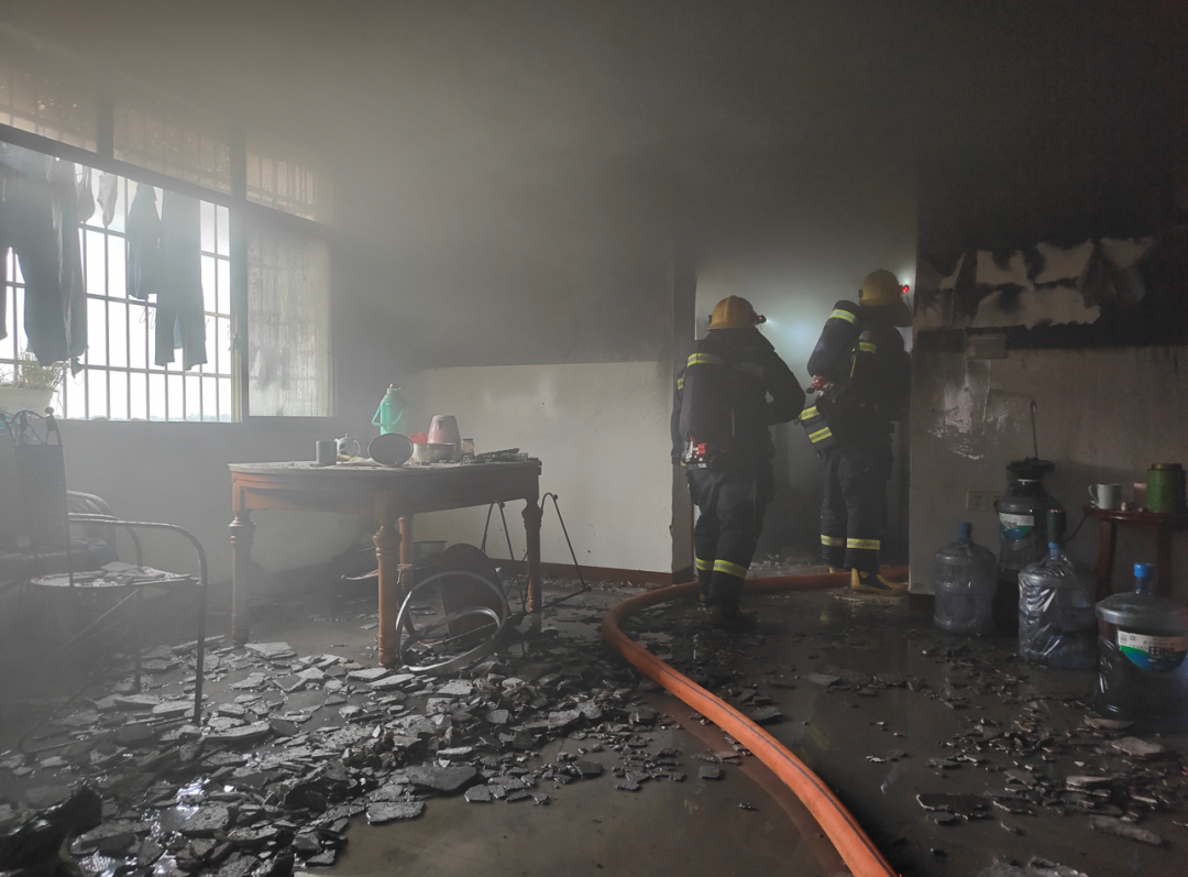 床,窗帘均被引燃着火房间正处于猛烈燃烧阶段着火点位于4楼一户居民