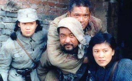 32年前拍的《烈火金钢》剧照。右一为宋春丽、左一为陈炜。(陈炜供图)