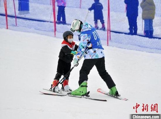 教练在教小朋友滑雪。刘栋 摄