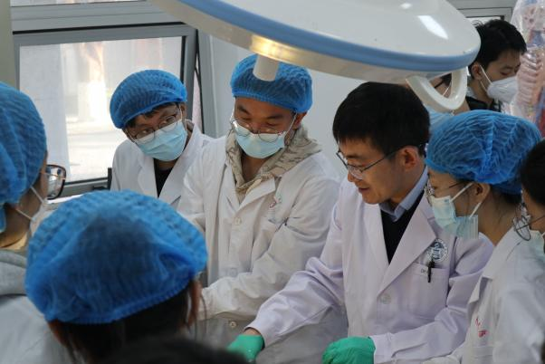 王德贵带学生们上局解课