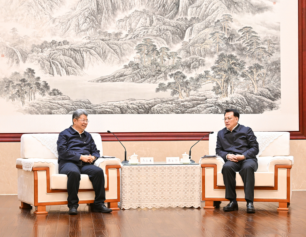 12月1日下午，市委书记袁家军会见中国石化董事长、党组书记马永生一行。记者 苏思 摄