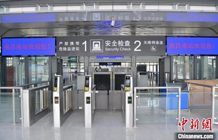 图为南昌南站进站口。 李悭 摄