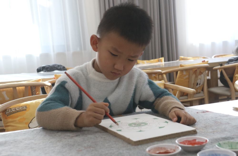 2023年11月29日，小朋友在学习临摹敦煌壁画。张晓亮　摄