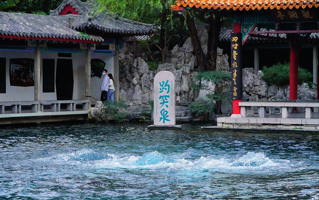 济南趵突泉地下水位突破 30 米,创复涌以来同期最高纪录(2022 年 10 月 4 日摄)徐速绘摄 / 本刊