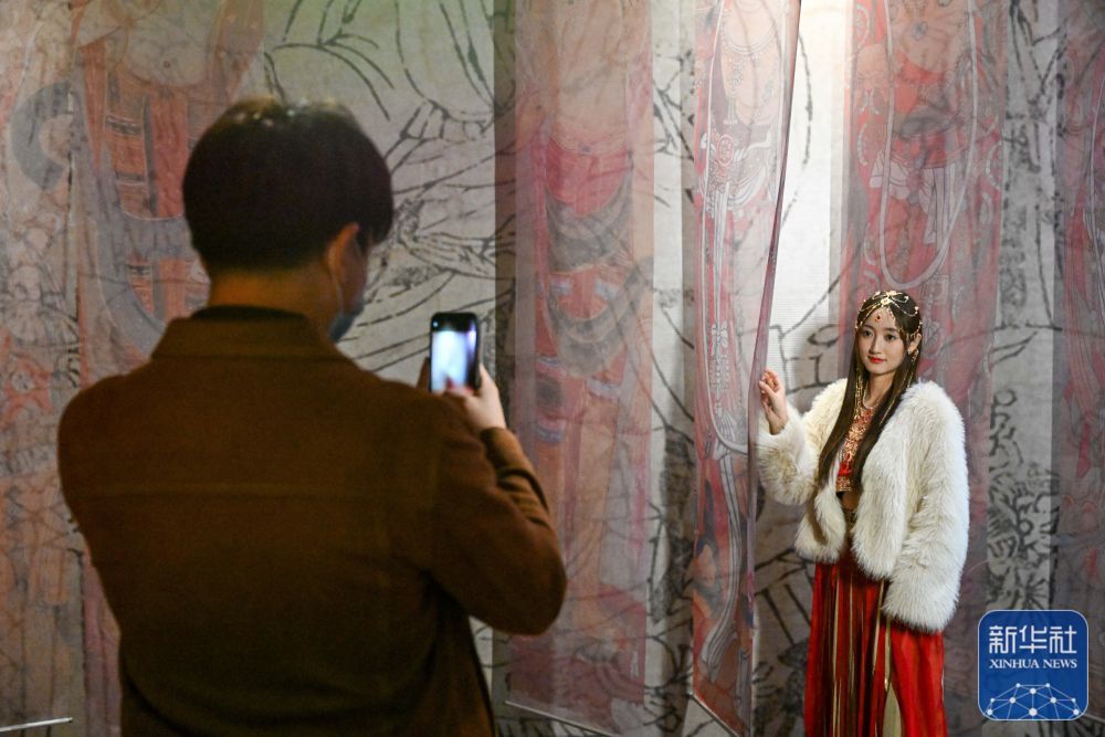 11月28日，身着特色服装的观众在天津数字艺术博物馆内留影。