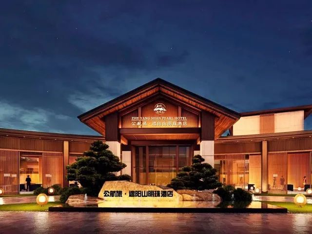 初冬雪雾锁禅林 人间仙境贵清山