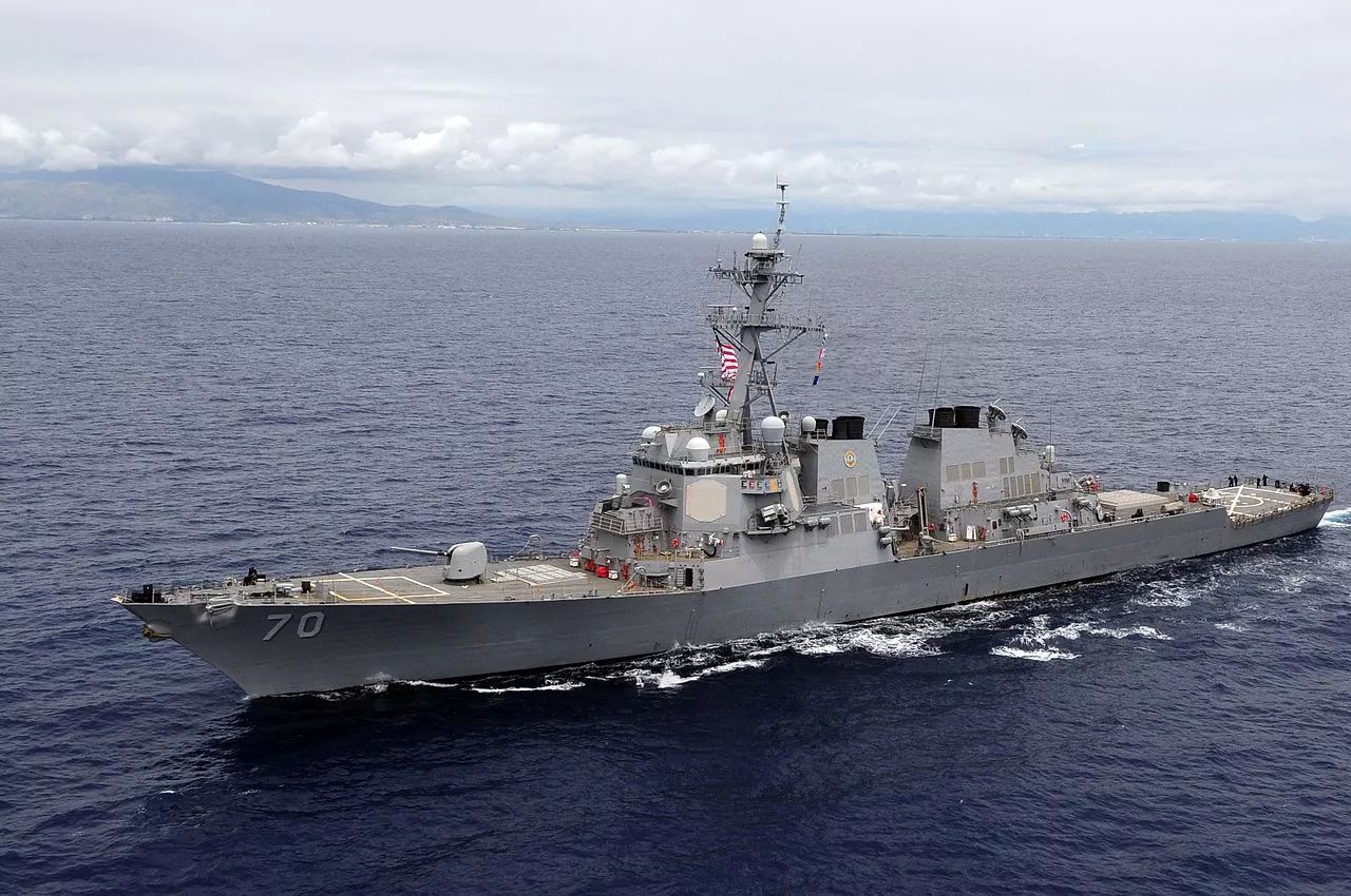 2021年5月16日美国海军阿利·伯克IIA级导弹驱逐舰杜威号(ddg105)……