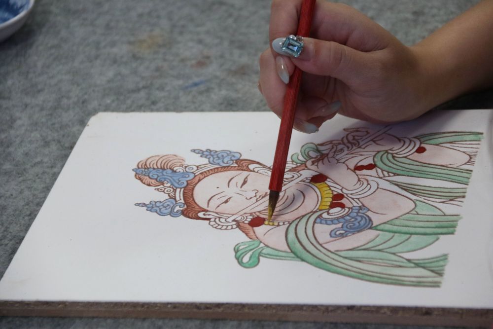 2023年11月29日，学员在敦煌研究院莫高学堂学习临摹敦煌壁画。张晓亮　摄