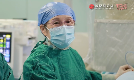 清华一附院心脏小儿科李小梅主任在为孩子做手术
