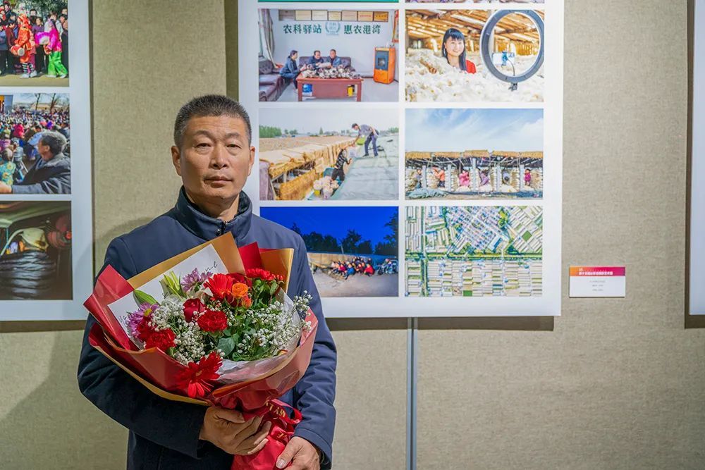 优秀奖 《小木耳大产业》（组照） 作者：王向阳