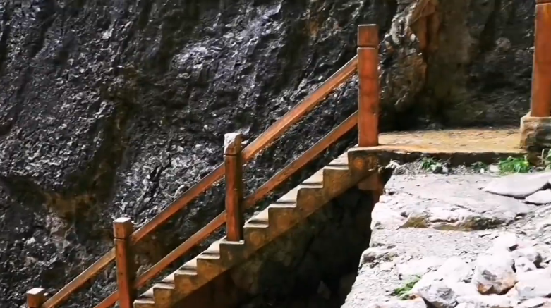 初冬雪雾锁禅林 人间仙境贵清山