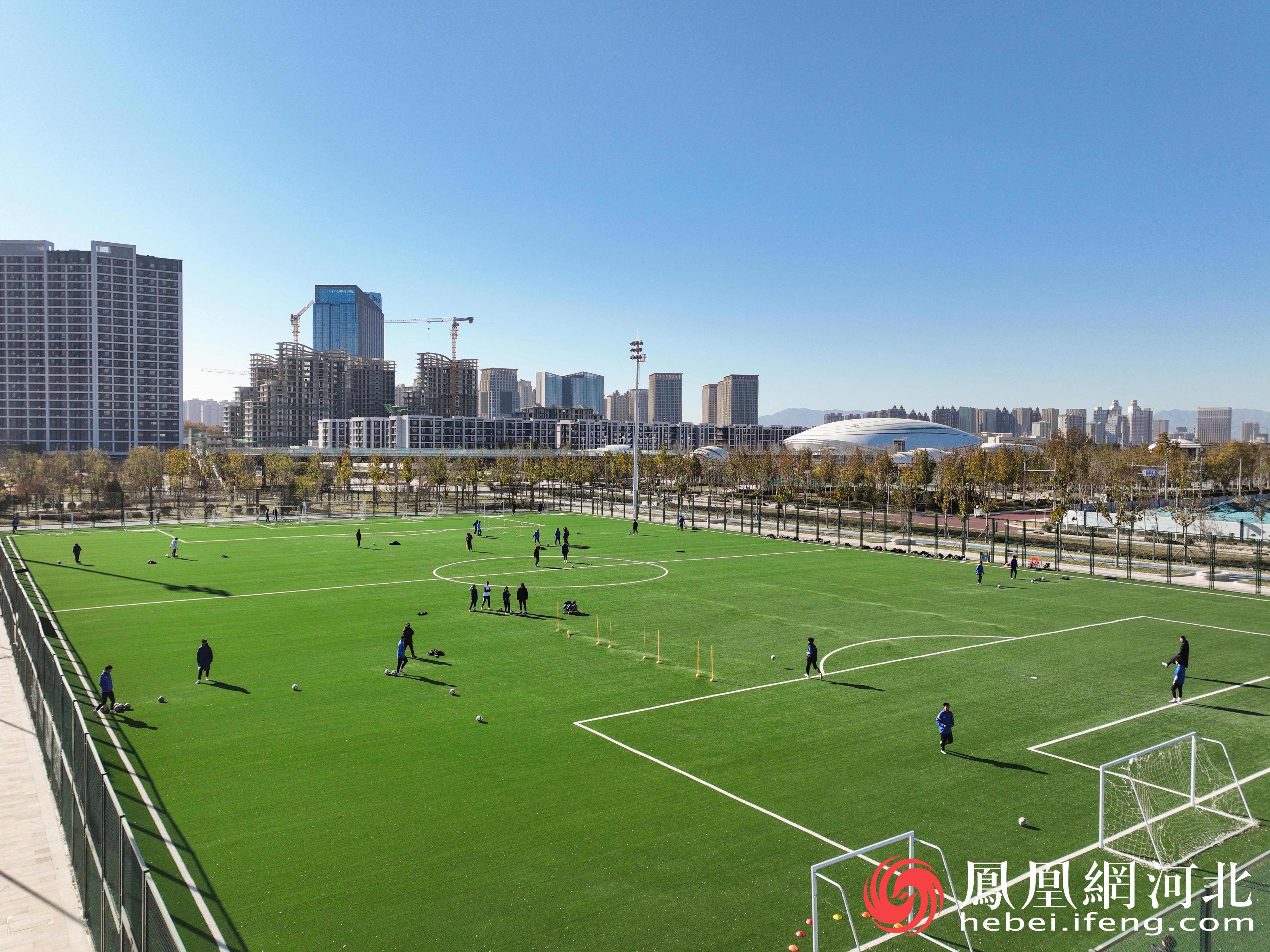 足球俱乐部在高铁片区中央绿色体育公园足球场训练