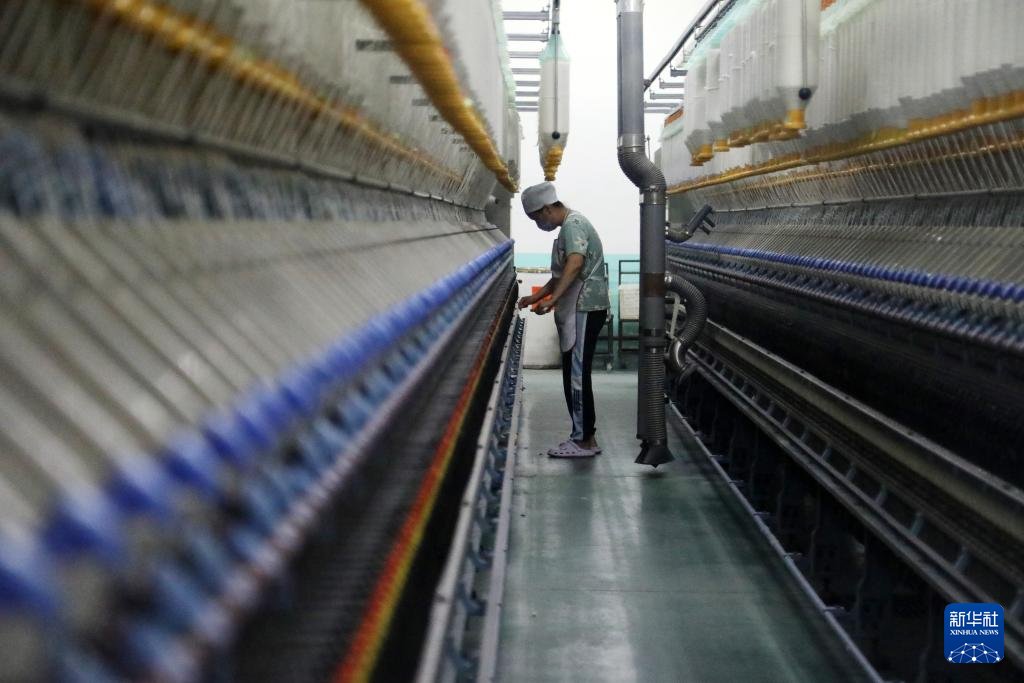 11月26日，在泾川县一家棉纱生产企业，工人在棉纱生产线上作业。新华社记者　马莎　摄