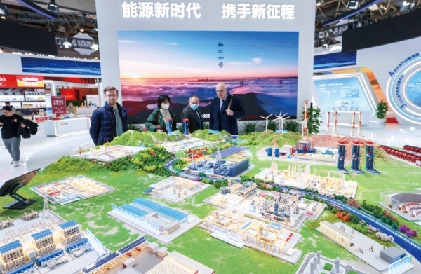 28日，首届中国国际供应链促进博览会在北京开幕。图为观众参观中石油展台的清洁能源利用项目沙盘。（中新社）