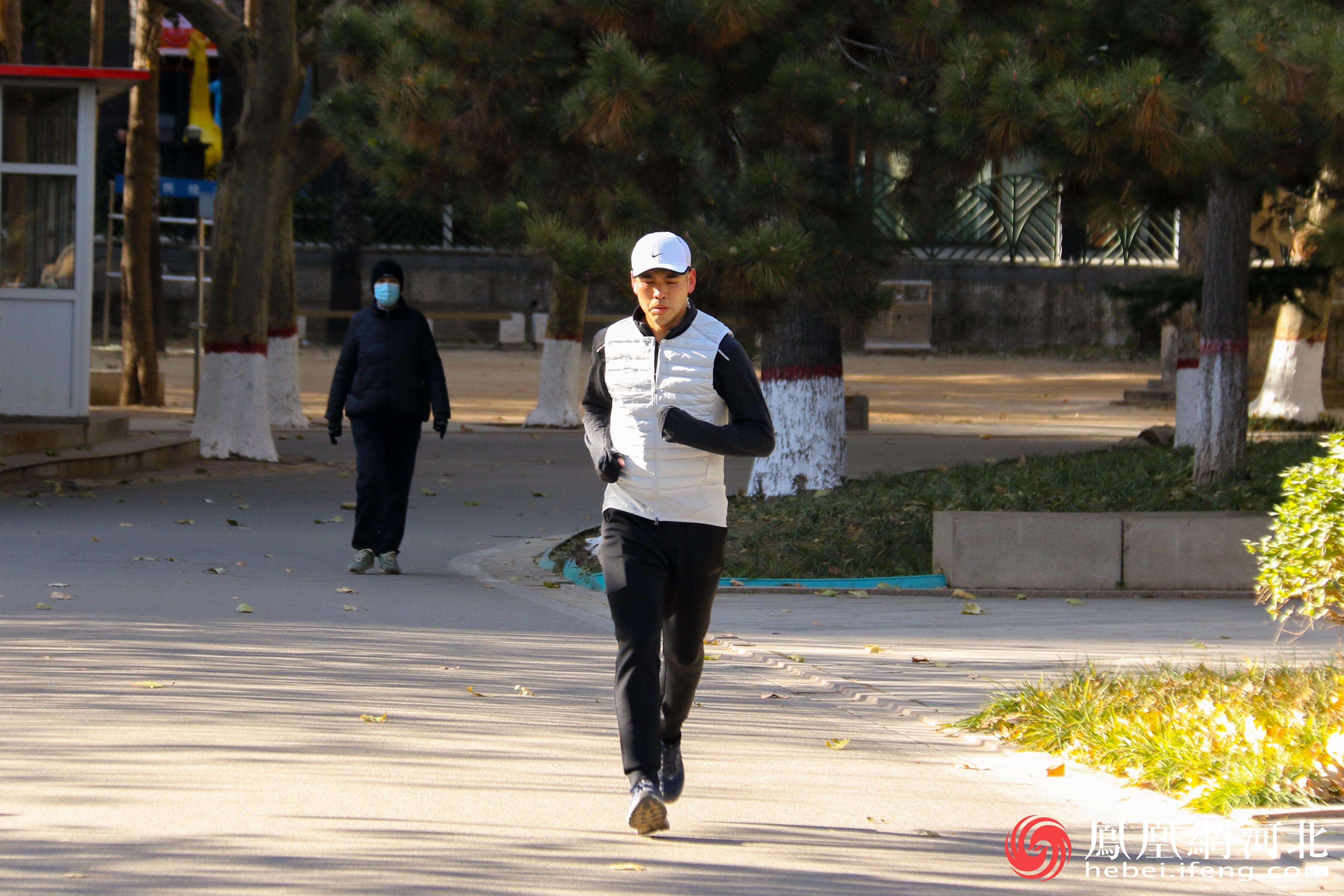 在裕西公园里，正在进行晨跑的市民