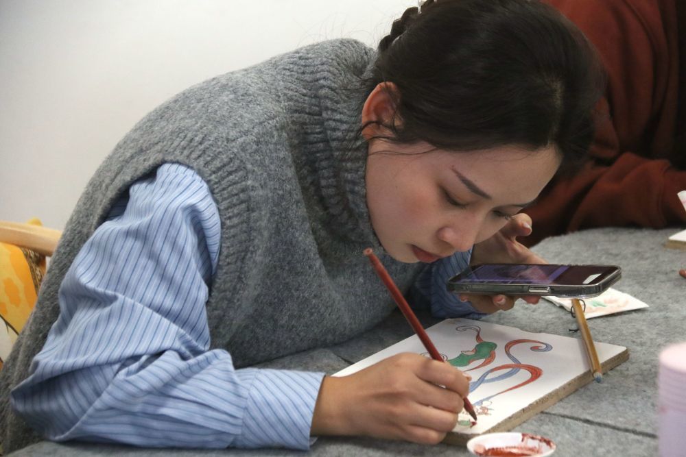2023年11月29日，学员在敦煌研究院莫高学堂学习临摹敦煌壁画。张晓亮　摄