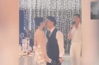 潘玮柏婚礼现场曝光 与宣云甜蜜拥吻