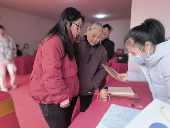 部分业主咨询和办理收房手续。