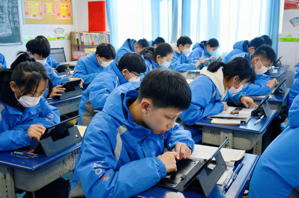 学生使用智慧课堂平板
