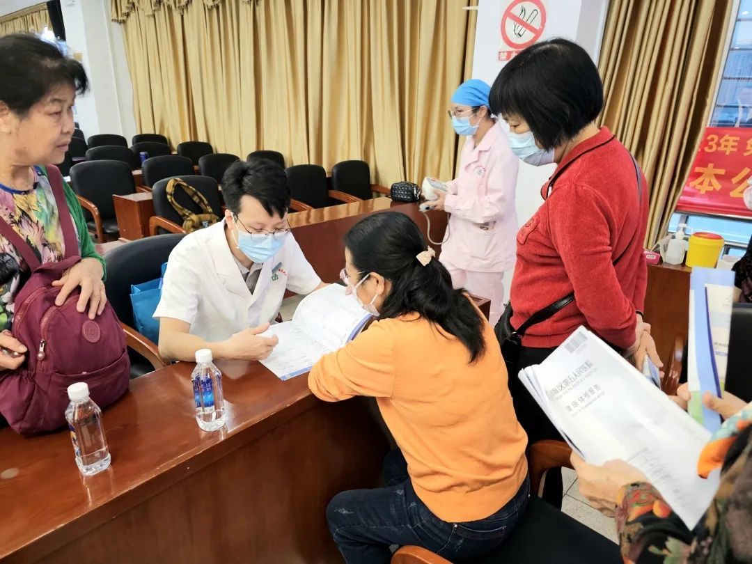 桂城社卫中心的医护人员为现场的老干部们提供健康咨询服务