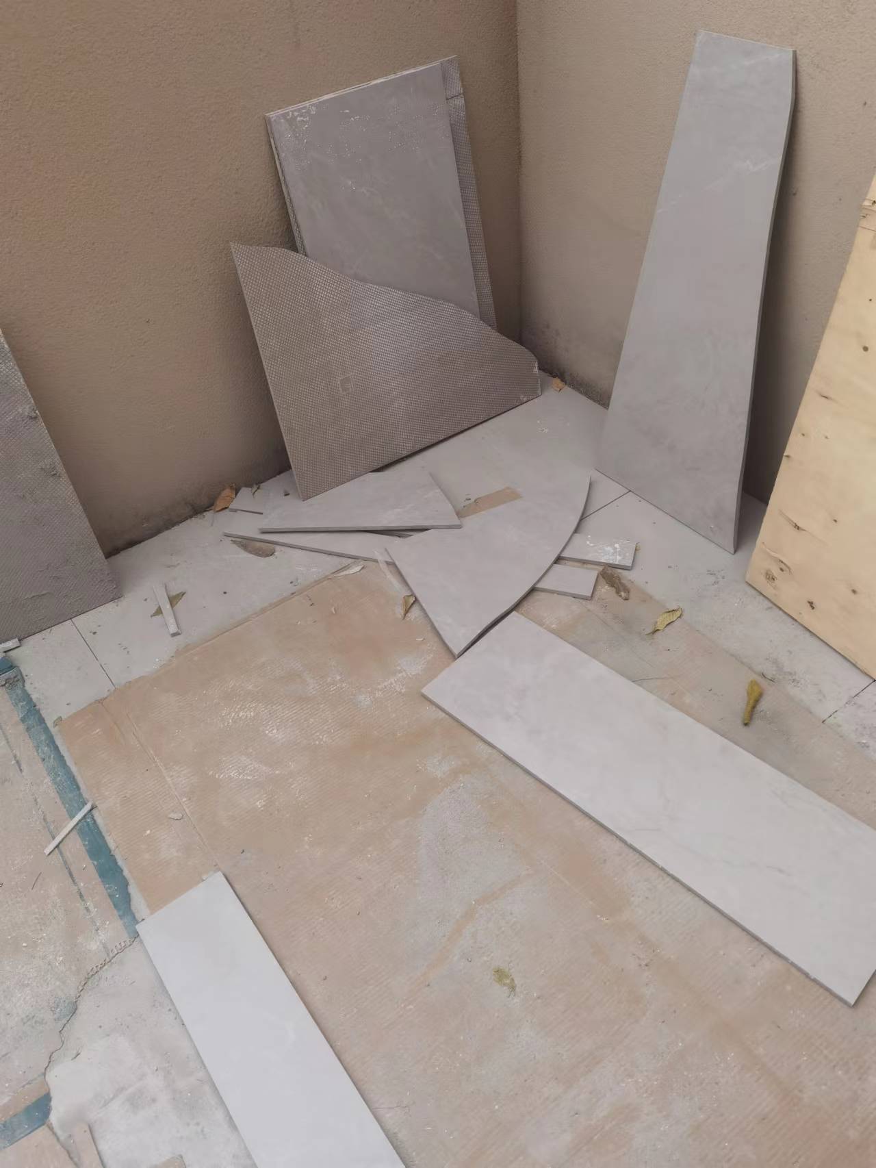 消费者购买的瓷砖一切就碎 蒙娜丽莎瓷砖不承认是质量问题