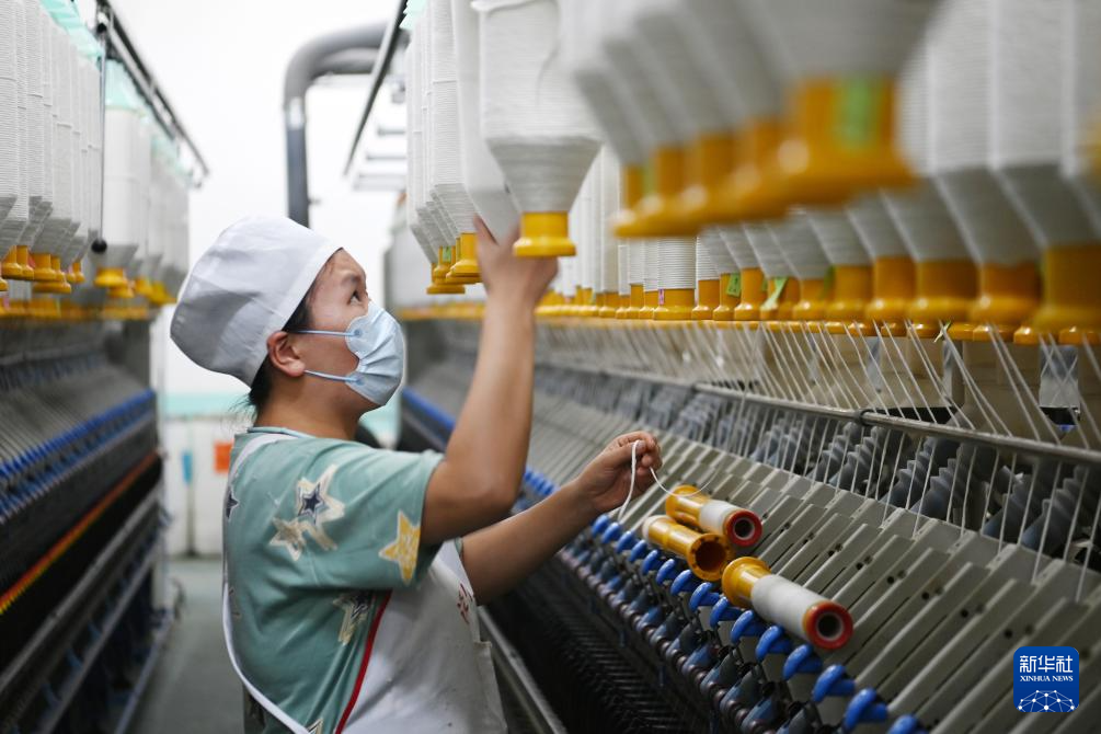 11月26日，在泾川县一家棉纱生产企业，工人在棉纱生产线上作业。新华社记者　范培珅　摄