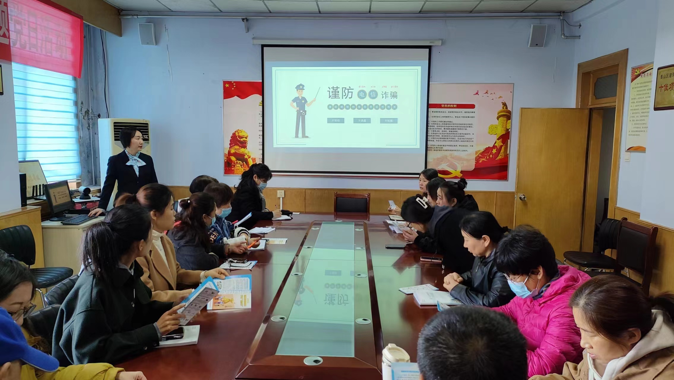 民生银行泰安分行营业部“进社区”开展反电信诈骗宣传活动