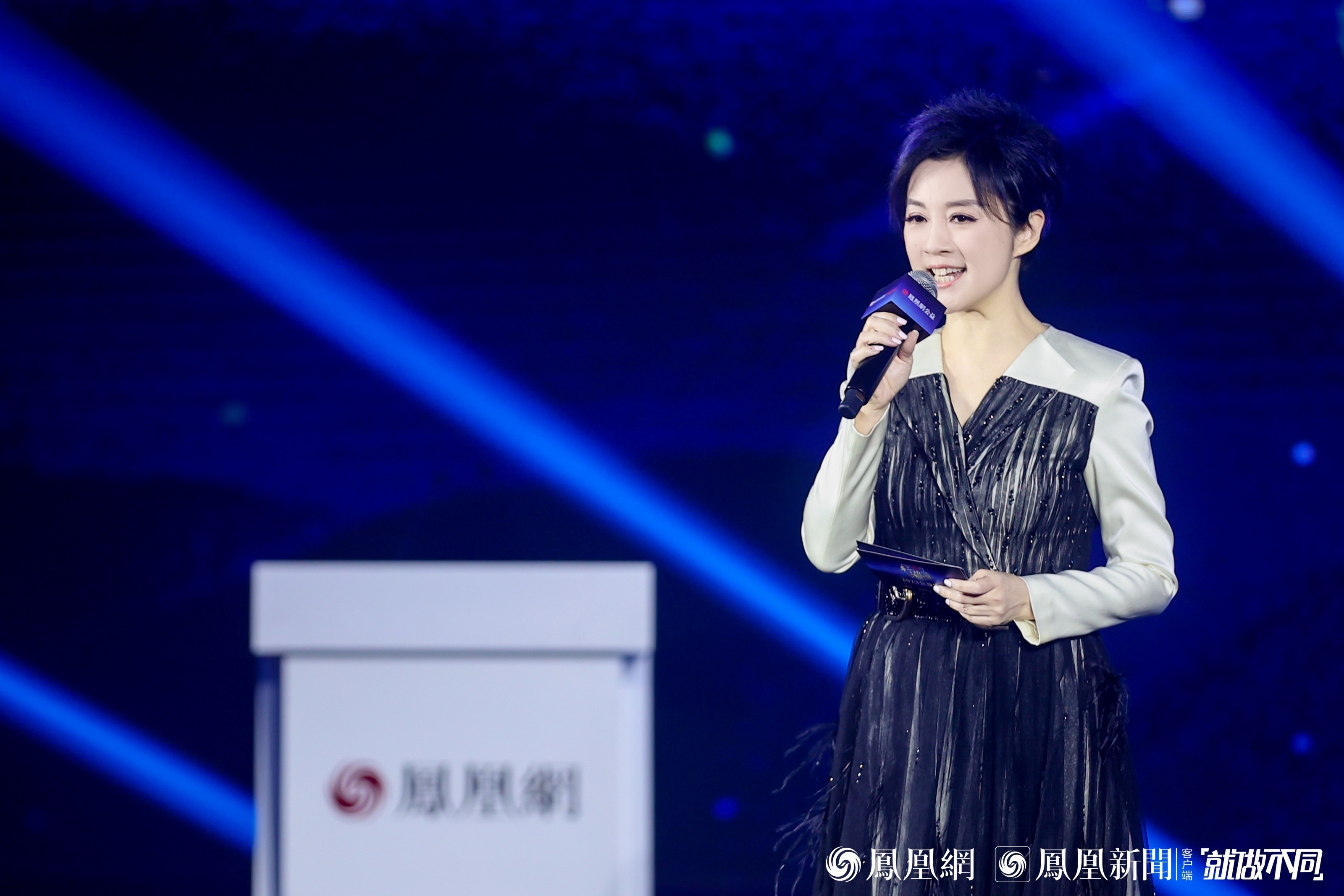 图：许戈辉主持颁奖典礼