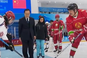 白俄罗斯总统访问北京大学，和儿子一起与北大冰球队切磋