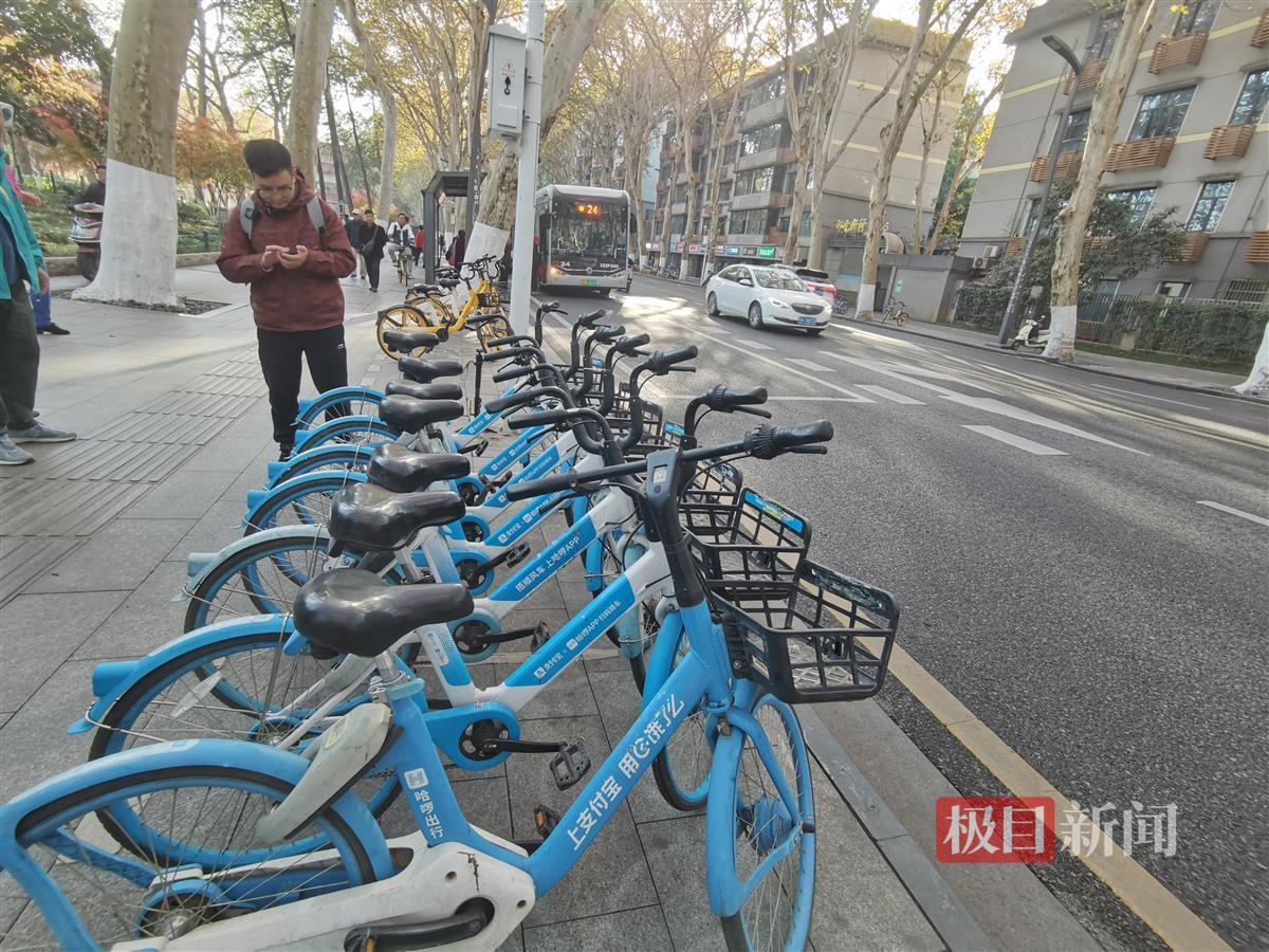 汉口解放公园路人行道上了电子围栏，单车停放有序