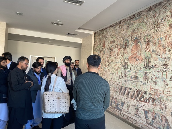 阿富汗学员在敦煌研究院文物数字化研究所参观　高颖　摄