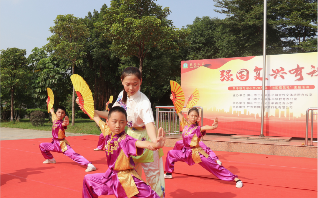 乐平镇范湖小学在全校推行中华传统武术特色项目。